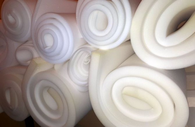Foto: Schaumgummi wird häufiger in Blättern von 1x2 m verkauft, die Kosten betragen ab 200 Rubel pro m². Es muss in Streifen geschnitten werden