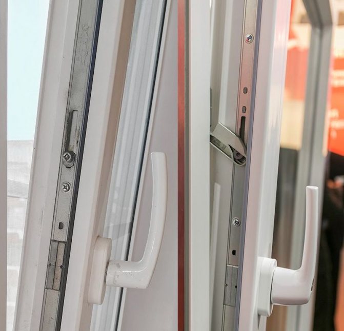 Foto: Ausschwenkflügel im Lüftungsmodus: links - bei Standardleiste rastet der Flügel nicht in den Rahmen ein, rechts - bei Spezialleiste bleiben die Flügelbeschläge mit den Blendrahmenbeschlägen verrastet Einbruchklasse RC2 *