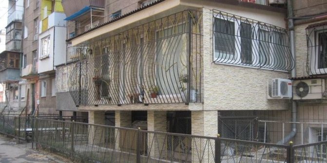 Photo : avec une grande surface vitrée, les grilles sur les fenêtres ne seront pas bon marché