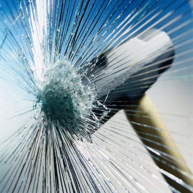 Photo: le verre anti-effraction résiste aux coups répétés d'un objet lourd