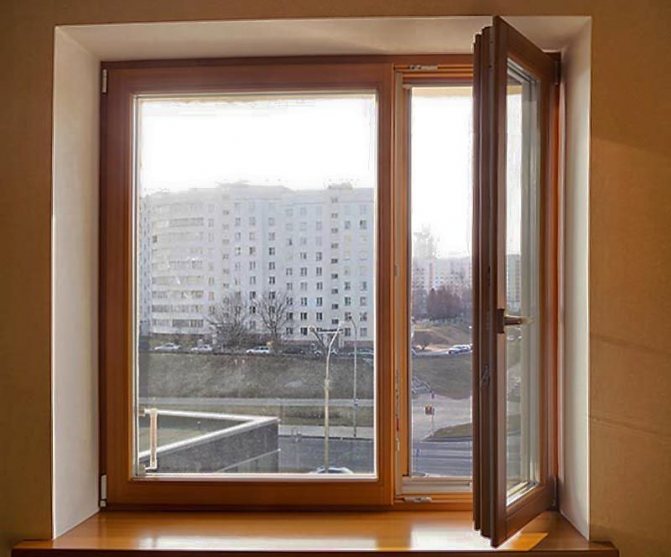 Foto: Die Belüftung mit einem Schwingflügel im Winter führt zu einer schnellen Unterkühlung des Raumes, ein Fenster mit einer Lüftungsöffnung
