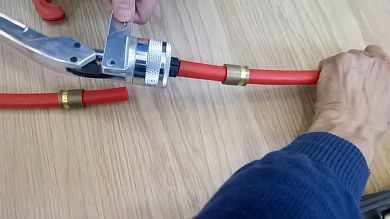 Foto - Reparatur eines wasserbeheizten Fußbodens
