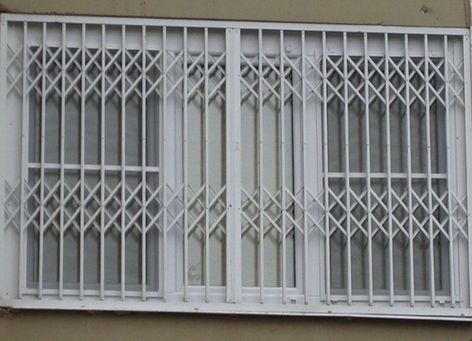 Снимка: решетка на прозореца - когато къщата е като затвор, прозорец, защитен от кражба