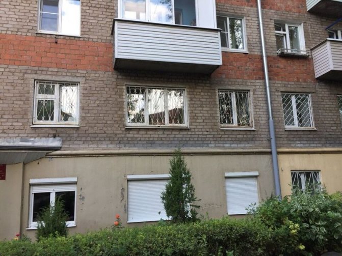 Photo: les grilles sur les fenêtres semblent inesthétiques et gênent la vie confortable dans un appartement