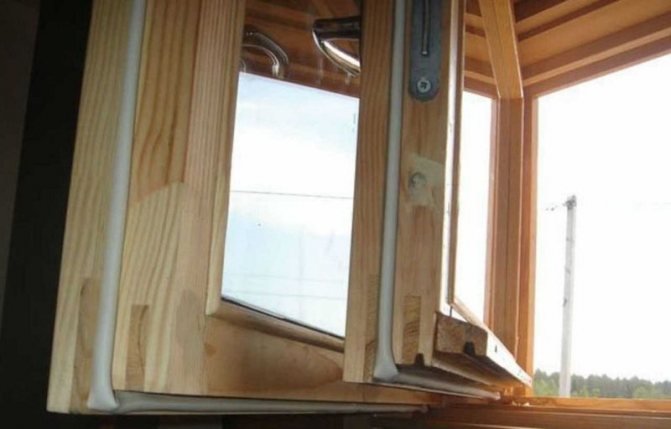 Foto: selbstklebender Dichtstoff für die Fensterisolierung hält 3-5 Jahre am Fenster