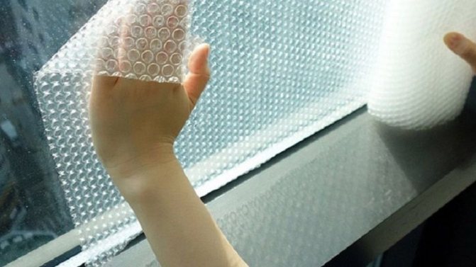 Foto: eine völlig ausgefallene neue Art der Isolierung - das gesamte Fenster mit Luftpolsterfolie abzudichten