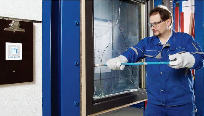 Photo: test d'une fenêtre en plastique pour la résistance à l'effraction