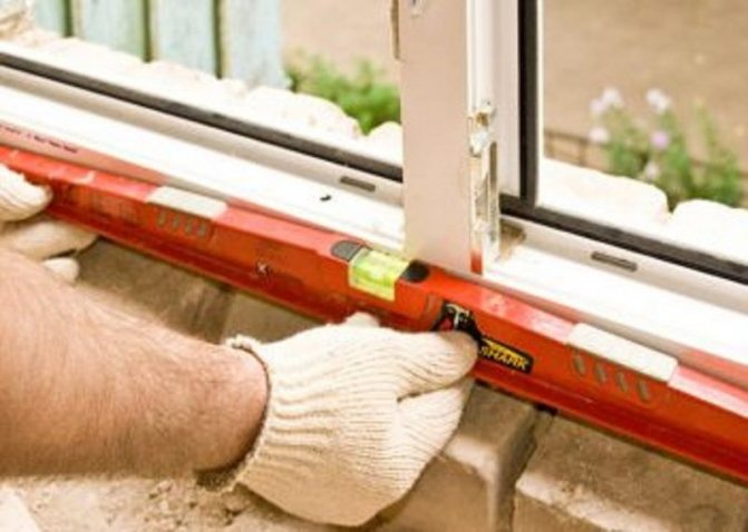 Photo: installer une fenêtre clairement de niveau est l'une des conditions pour le bon fonctionnement des vantaux