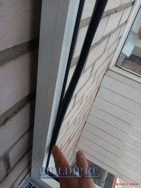 Photo de l'installation d'un joint en caoutchouc pour fenêtres en aluminium.