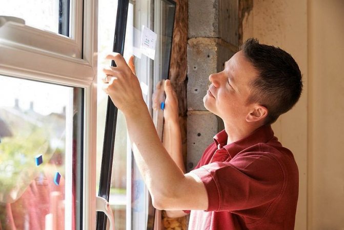 Foto: Austausch eines doppelt verglasten Fensters durch ein neues new