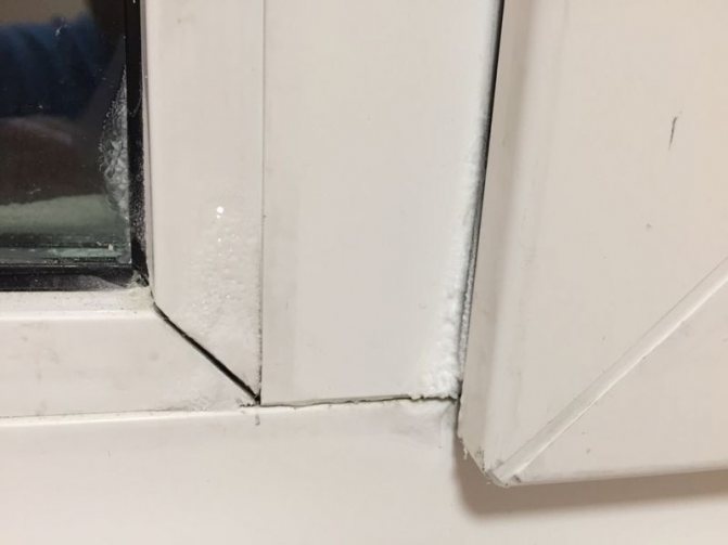 Foto: os vãos entre as contas de vidro são outra forma de sopro e um dos motivos do congelamento da janela