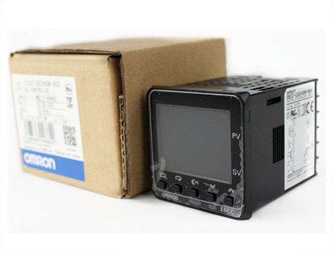 Foto do novo termostato Omron E5CC, ao lado da caixa