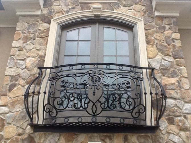 Varanda francesa com elemento decorativo