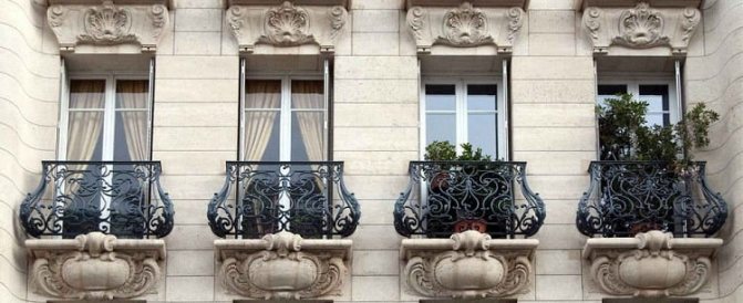 Varanda francesa em prédio de apartamentos