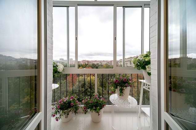 Porte-fenêtre au lieu d'un bloc de balcon dans l'appartement