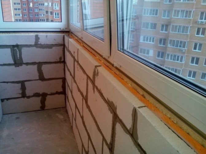 Garde-corps de balcon fonctionnels en brique et béton cellulaire