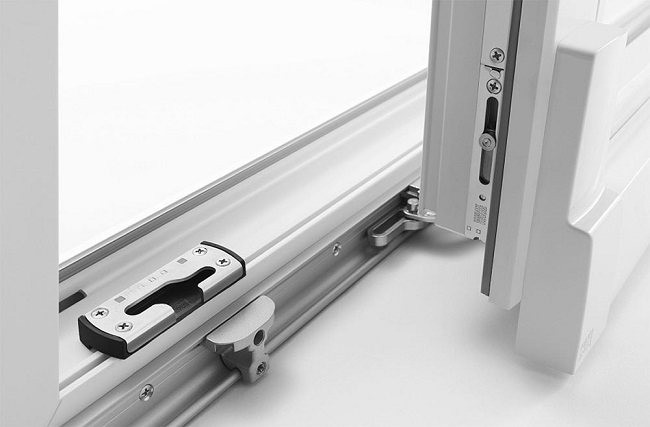 Raccords pour structures coulissantes métal-plastique