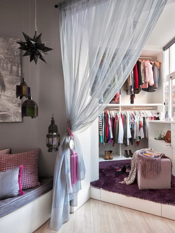 Dressing pour la fille sur le balcon isolé