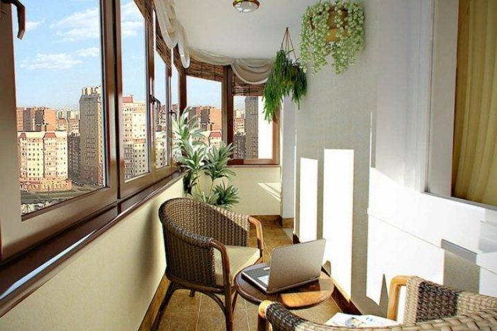 Dressing dans l'appartement: conception du balcon, photo d'une loggia d'une pièce, options de bricolage, hall et réparation pour enfants