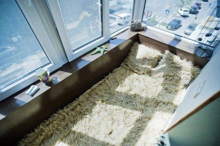 Dressing dans l'appartement: conception du balcon, photo d'une loggia d'une pièce, options de bricolage, hall et réparation pour enfants