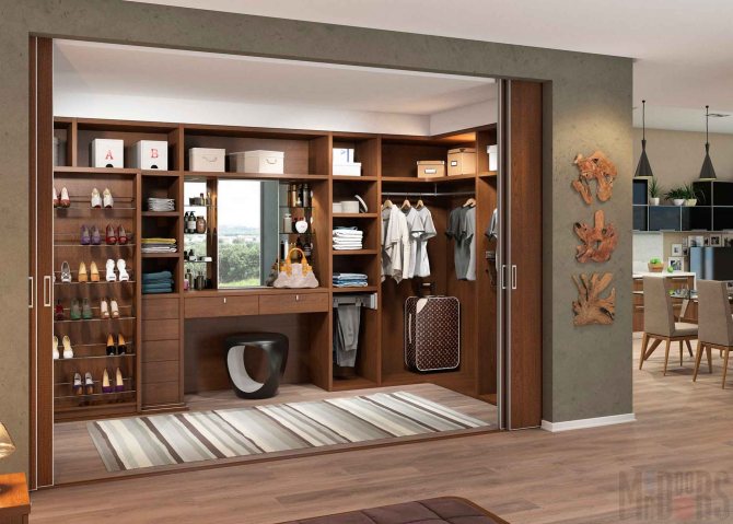 Dressing dans l'appartement: conception du balcon, photo d'une loggia d'une pièce, options de bricolage, hall et réparation pour enfants
