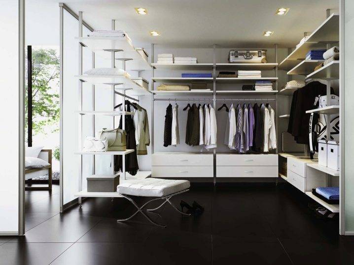 Dressing dans l'appartement: conception du balcon, photo d'une loggia d'une pièce, options de bricolage, hall et réparation pour enfants