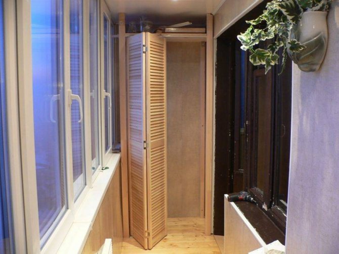 Dressing dans l'appartement: conception du balcon, photo d'une loggia d'une pièce, options de bricolage, hall et réparation pour enfants