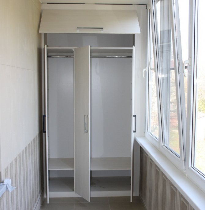 Armoire sur un petit balcon