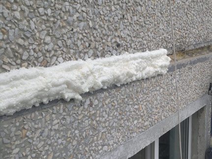 Sceller les joints dans une maison en panneaux