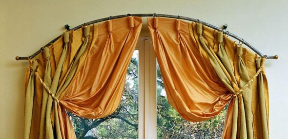 Tringle à rideau flexible pour arc