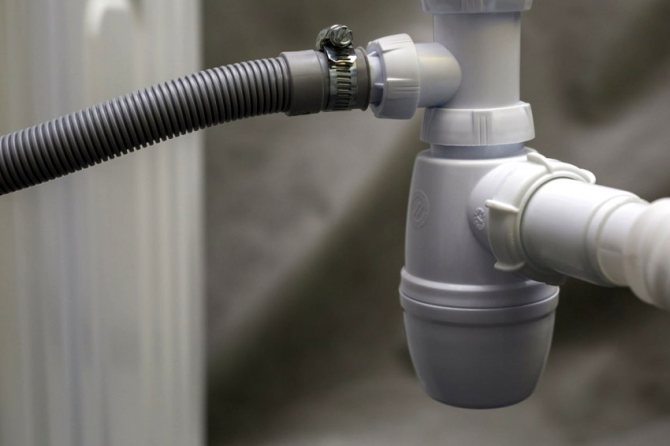 Le joint hydraulique peut être à l'intérieur du dispositif de plomberie, mais il est généralement monté séparément