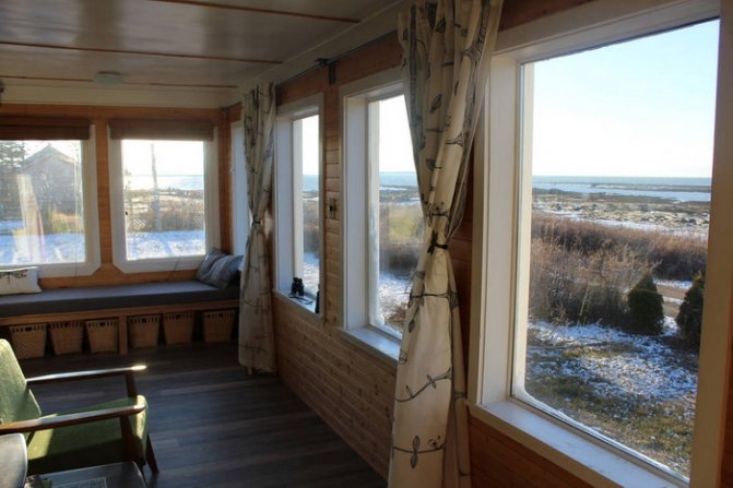 Gehörloses Plastikfenster in einem Landhaus