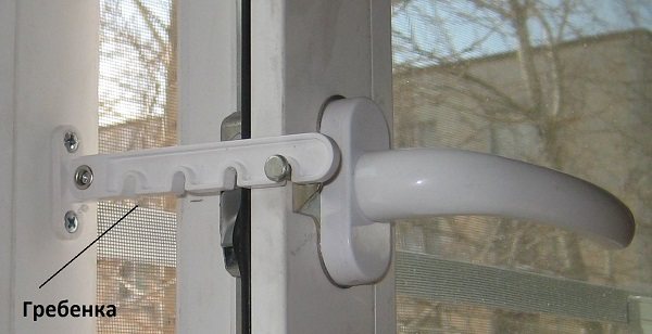 peigne sur une fenêtre en plastique