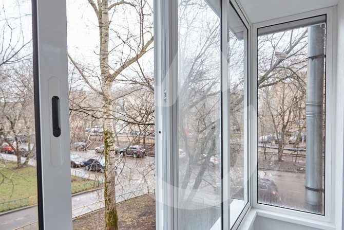 Vitrage à froid des balcons sur Khutorskaya