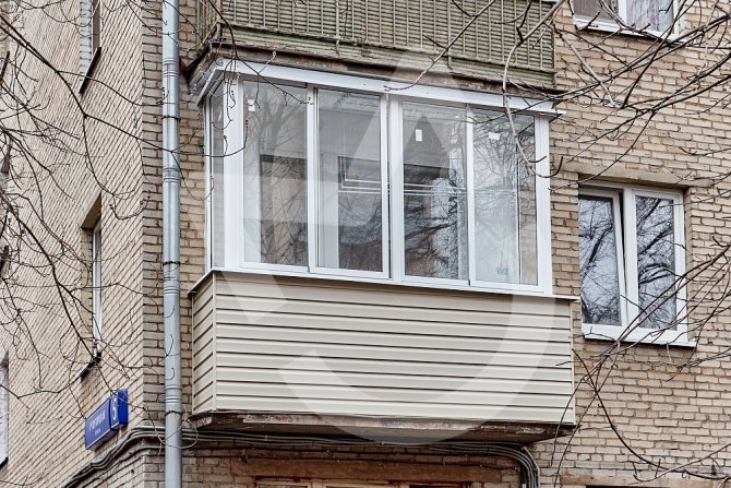 Vitrage à froid des balcons sur Khutorskaya