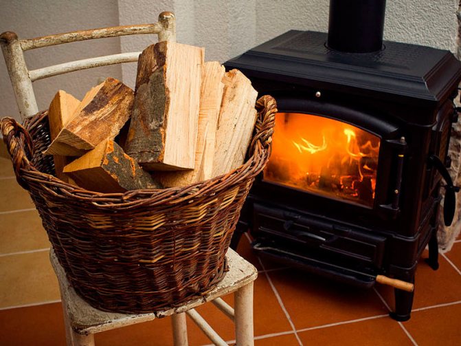 Brennholz in der Nähe des Kamins lagern