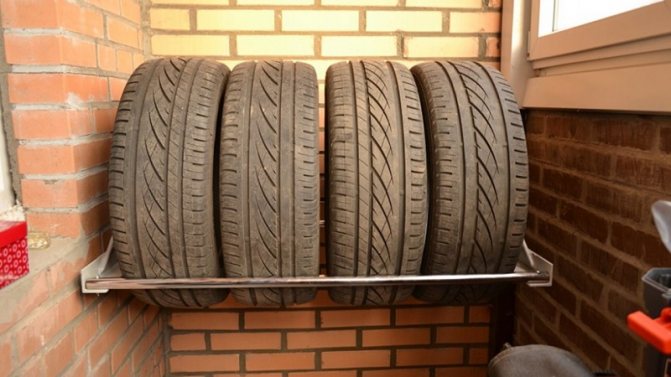 Stockage des roues sur le balcon: règles, conditions, recommandations
