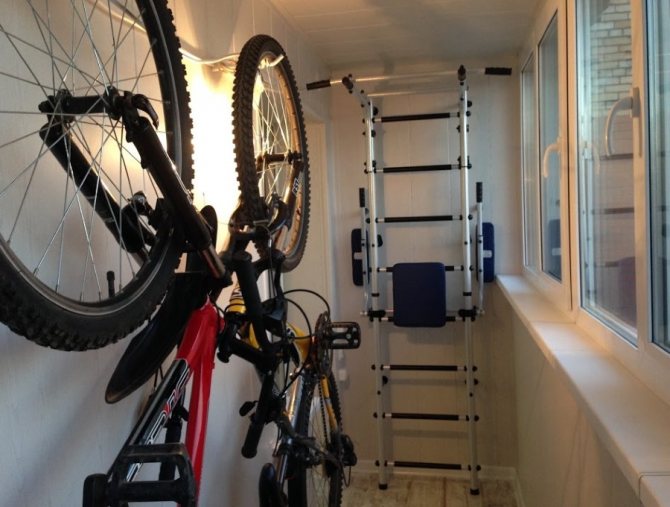 Das Fahrrad an der Wand der Loggia abstellen