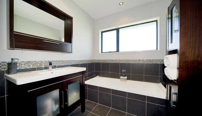 l'idée d'un intérieur de salle de bain lumineux avec une fenêtre