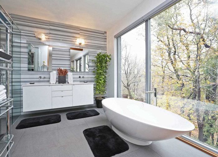 l'idée d'un intérieur de salle de bain lumineux avec une fenêtre
