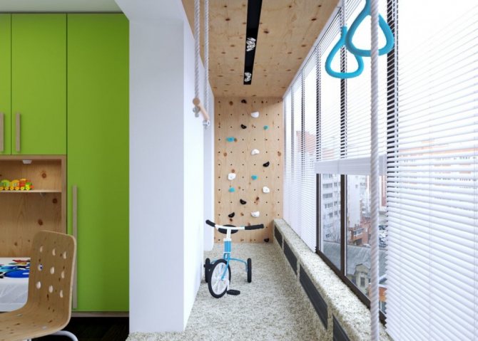 Spielzimmer für Kinder auf dem verglasten Balkon
