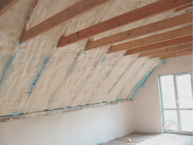 Manchmal ist es viel schwieriger, das Dach eines Privathauses zu isolieren, als ein Wohnhaus zu isolieren.