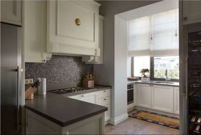 Intérieur de cuisine avec balcon