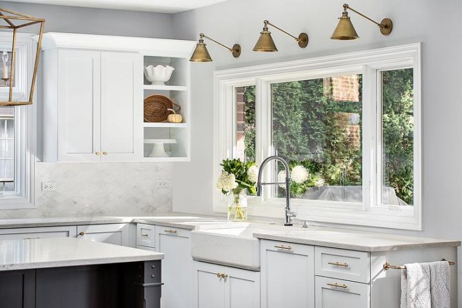 intérieur de cuisine avec de grandes fenêtres