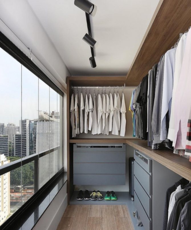 Intérieur d'une armoire pour hommes sur un balcon vitré