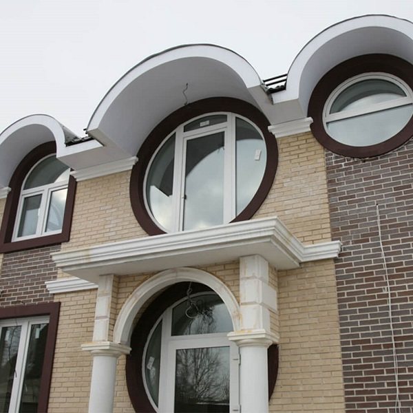 l'utilisation de fenêtres rondes dans la façade d'une maison privée