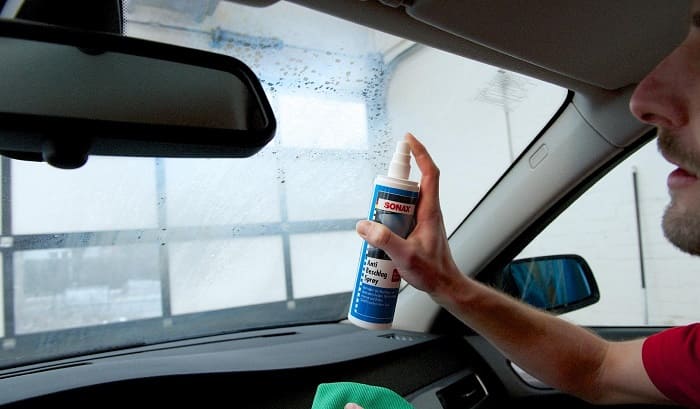 Utilisation d'agents anti-buée spéciaux dans la voiture