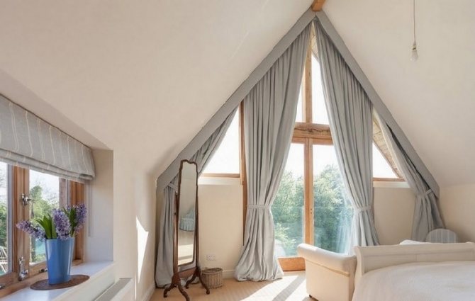 Използването на триъгълни прозорци в частна къща: нюанси и характеристики
