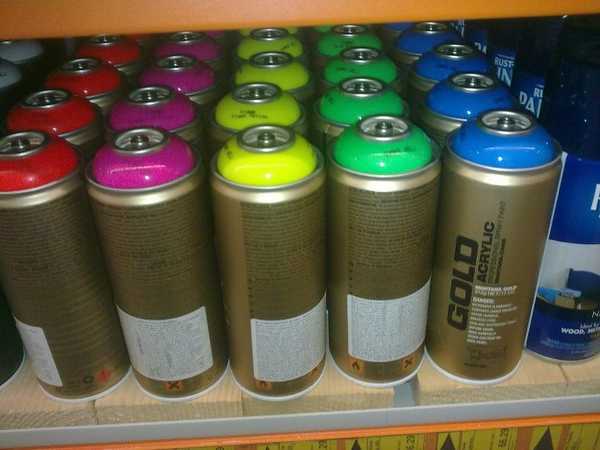 Vous pouvez utiliser des peintures en aérosol. Avec une certaine compétence, ils sont appliqués uniformément, mais avant le travail, vous devez tout fermer avec du vieux papier peint ou des journaux