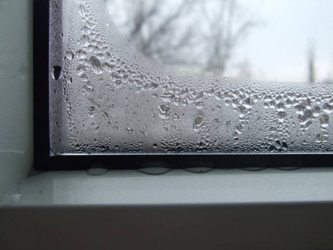 Qu'est-ce qui fait pleurer les fenêtres en plastique de l'intérieur et comment y faire face